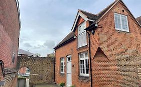 Charming & Cosy Town Centre Home With Parking