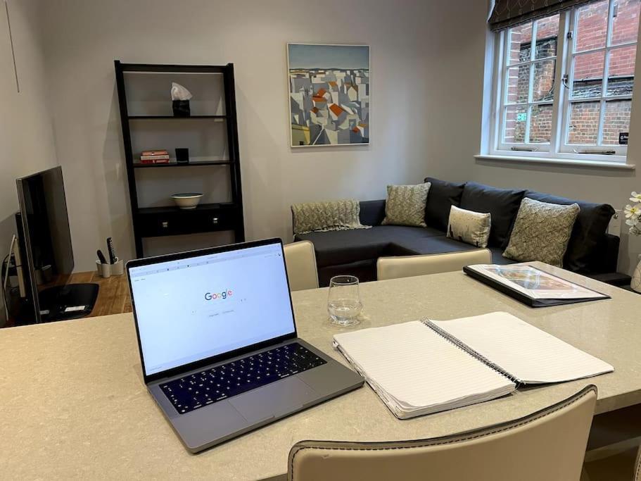 Charming & Cosy Town Centre Home With Parking Guildford Exterior photo