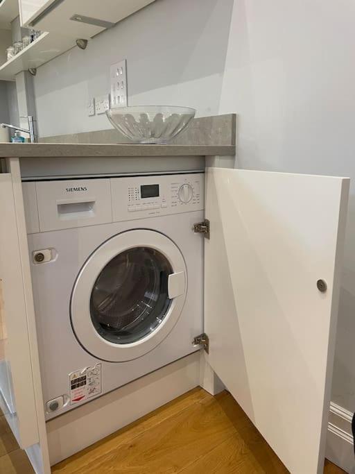 Charming & Cosy Town Centre Home With Parking Guildford Exterior photo