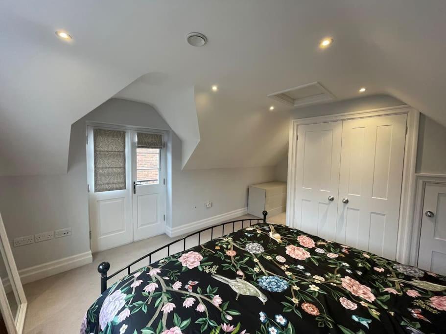 Charming & Cosy Town Centre Home With Parking Guildford Exterior photo