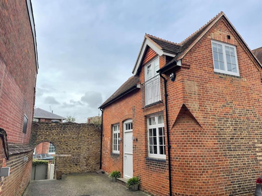 Charming & Cosy Town Centre Home With Parking Guildford Exterior photo